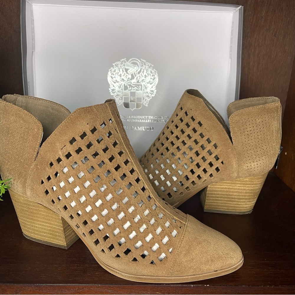 Vince Camuto Neeja suede bootie   Size 10 EUC in box